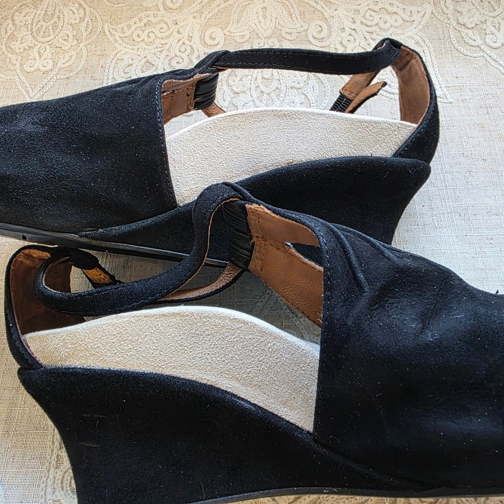 Earthies Veria Too Wedge Sandals 8.5 Black Suede Pleated T-Strap Peep Toe Shoes - Picture 9 of 11